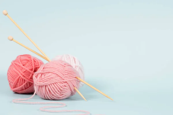 Knitting Yarn Balls Wooden Knitting Needles Light Blue Background Front — Stock Photo, Image