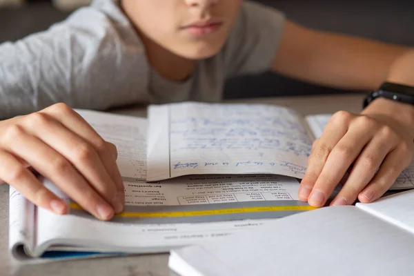 Dítě Postižené Dyslexií Dělá Domácí Úkoly Psaní Čtení Úkol Notebooku — Stock fotografie