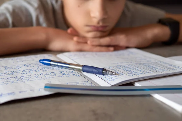 Λυπημένος Κουρασμένος Έφηβος Κάθεται Και Ψάχνει Βιβλία Και Σημειωματάρια Εκπαίδευση — Φωτογραφία Αρχείου
