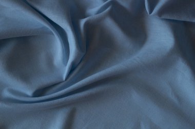 Soyut buruşmuş keten kumaş dokusu arka planı. Doğal maviye boyanmış keten organik eko tekstil tuval arka plan. Üst görünüm.