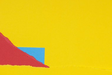 Yırtık grunge sarı, mavi, kırmızı geometrik kağıt arka plan. Renkli yırtık kağıt kolajı duvar kağıdı.