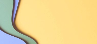 Soyut renkli kağıt dokusu arkaplanı. Asgari kağıt, geometrik şekil ve çizgilerin sarı, açık mavi ve yeşil renkli katmanlarını kesiyor. Üst görünüm, alanı kopyala