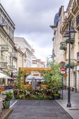 Vilnius, Litvanya - 12 Eylül 2022 Vilnius Eski Kasabası. Küçük dükkanları ve açık kafeleri olan küçük Vilnius caddesine bakın. Vilnius Litvanya 'nın başkentidir..