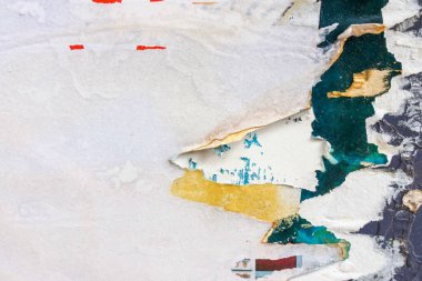 Eski grunge yırtık kolaj posterleri buruşmuş kağıt pankart dokusu arka planı. Yırtılmış solmuş kağıt yüzey levhası.