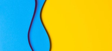 Soyut renkli kağıt dokusu arkaplanı. Asgari kağıt, geometrik şekil ve çizgilerin sarı, açık mavi ve yeşil renkli katmanlarını kesiyor. Üst görünüm, alanı kopyala