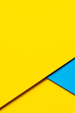 Soyut renkli kağıt dokusu arkaplanı. Asgari geometrik şekil ve çizgiler sarı ve açık mavi renklerde.