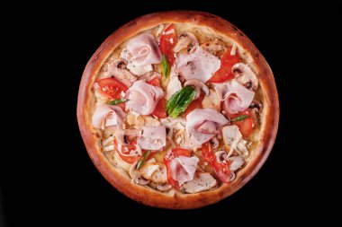 Tavuklu ve mantarlı pizza ve siyah arka planda kırmızı biber manzaralı.