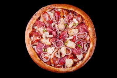 Tavuklu ve mantarlı pizza ve siyah arka planda kırmızı biber manzaralı.