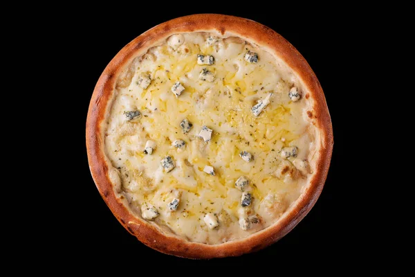 Pizza különböző típusú sajt felső nézet fekete alapon — Stock Fotó