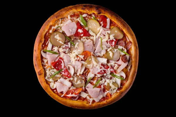 Pizza barbecue kolbásszal sonka uborka bors felső nézet fekete háttér — Stock Fotó