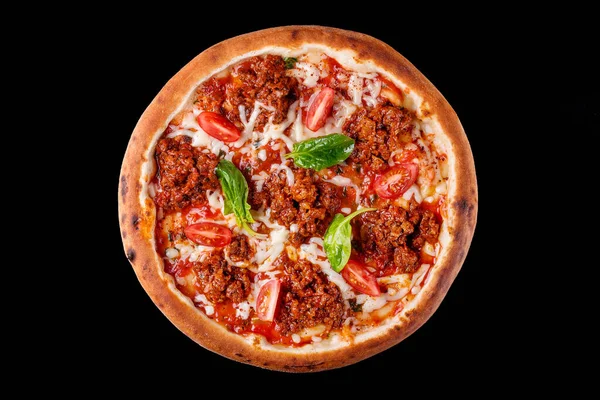 Пицца с помидорами и соусом болоньезе вид сверху на черном фоне — стоковое фото