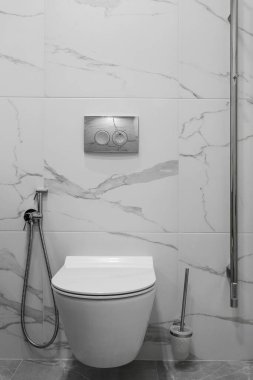 Banyo içi beyaz tuvalet ve bide ile dolu.