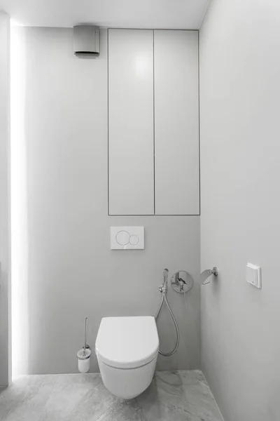 Baño interior con inodoro blanco y bidet — Foto de Stock