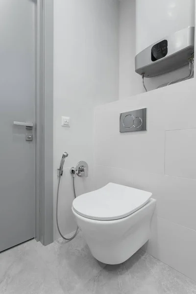 Salle de bain intérieure avec WC blanc et bidet — Photo