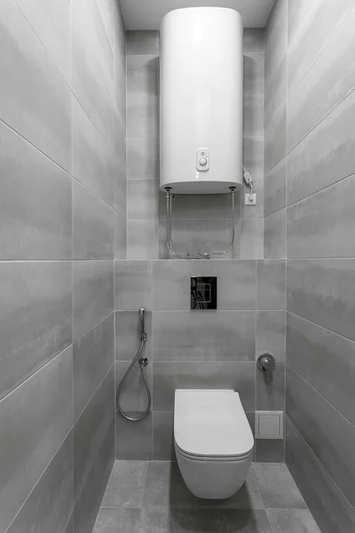 Salle de bain intérieure avec WC blanc et bidet — Photo