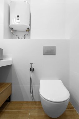 Banyo içi beyaz tuvalet ve bide ile dolu.