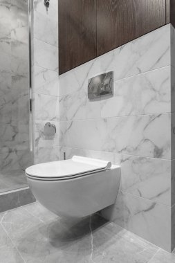 Banyo içi beyaz tuvalet ve bide ile dolu.