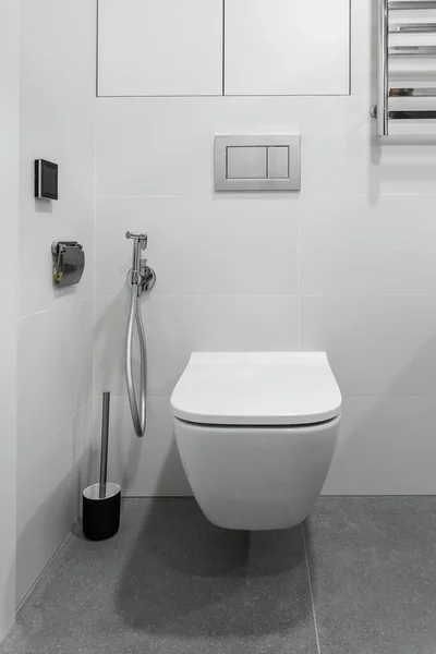 Salle de bain intérieure avec WC blanc et bidet — Photo