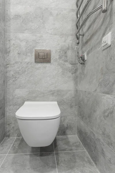 Salle de bain intérieure avec WC blanc et bidet — Photo