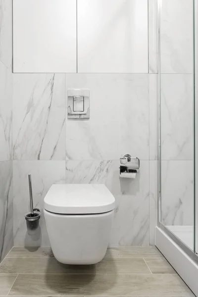 Salle de bain intérieure avec WC blanc et bidet — Photo