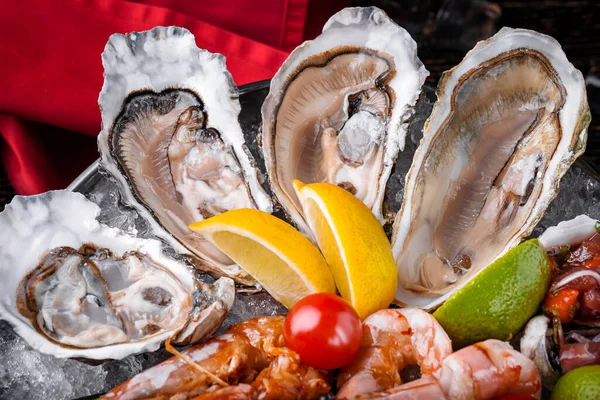 Fresco Abierto Listo Para Comer Ostras Plato Con Hielo Restaurante — Foto de Stock