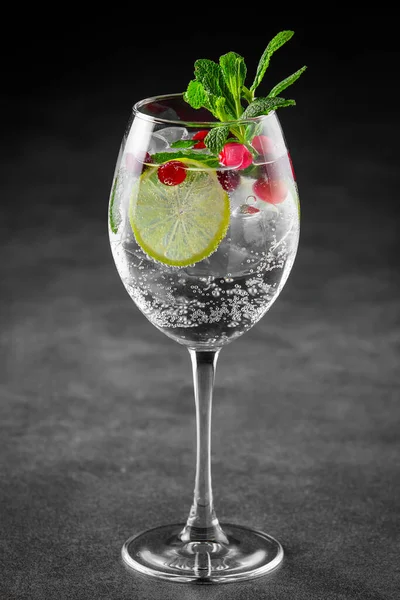 Gin Tonic Cocktail Served Wine Glass Mint Slice Lime Gray — Stock Photo, Image