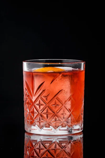 Cocktail Froid Frais Avec Glaçons Whisky Frites Orange Sur Fond — Photo