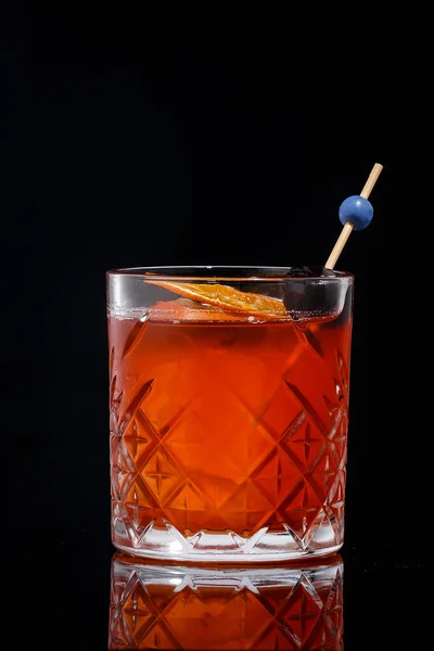 Cocktail Froid Frais Avec Glaçons Whisky Frites Orange Sur Fond — Photo