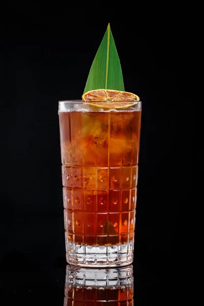 Cocktail Froid Frais Dans Grand Verre Avec Whisky Morceau Glace — Photo