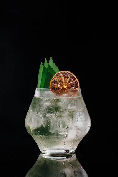 Cocktail Froid Frais Avec Gin Glaçon Orange Frites Feuille Banane — Photo