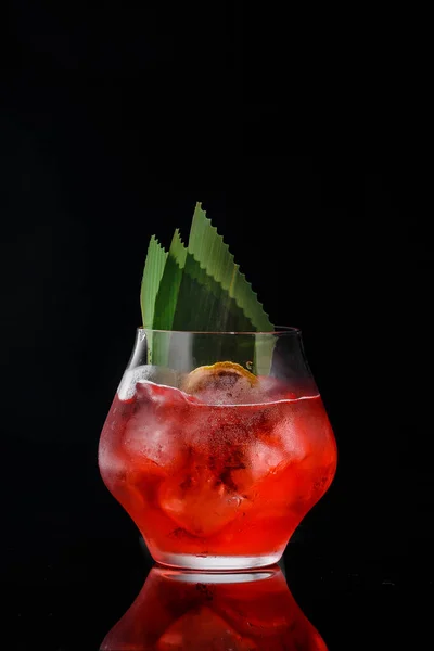 Cocktail Froid Frais Dans Beau Verre Couleur Rouge Avec Glaçons — Photo