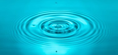 Su yüzeyine düşen damlalar, sıçramalar, dalgalanmalar, mavi renk.