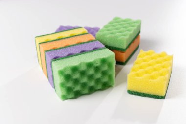 Beyaz arka planda bulaşık yıkamak için renkli bez.