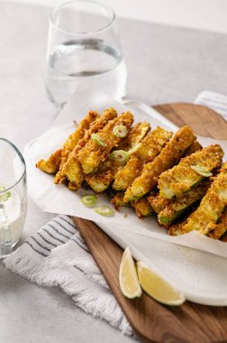 kabak ekmeği, diyet aperatifi beyaz tabakta, dikey formatta.