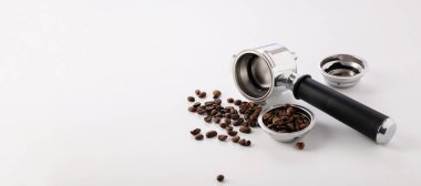 Keçiboynuzu kahve makinesi aletleri, beyaz arka planda kahve çekirdekleri, afiş
