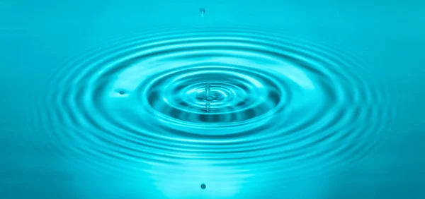 Падающие Капли Поверхность Воды Всплеск Рябь Воде Синий Цвет — стоковое фото