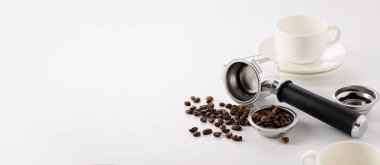 Keçiboynuzu kahve makinesi aletleri, kahve çekirdekleri, beyaz arka planda boş bardaklar, afiş