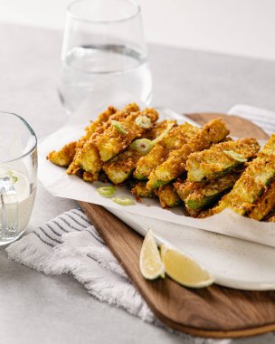 kabak ekmeği, diyet aperatifi beyaz tabakta, dikey formatta.