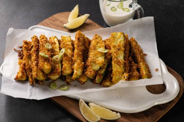 Kabak dilimlenmiş ekmek, diyet aperatifi, restoran servisi, ekşi krema sosu ve limon dilimleri, üst manzara, gri arka plan.