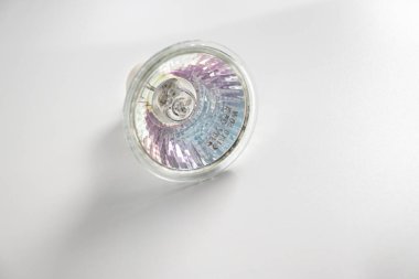 Pin tabanlı halojen lamba, enerji, ışık, enerji tasarrufu, beyaz arkaplan, metin için boşluk