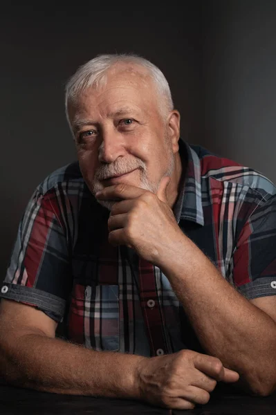 Älterer Charismatischer Mann Karierten Hemd Lächelnd Die Kamera Blickend Porträt — Stockfoto