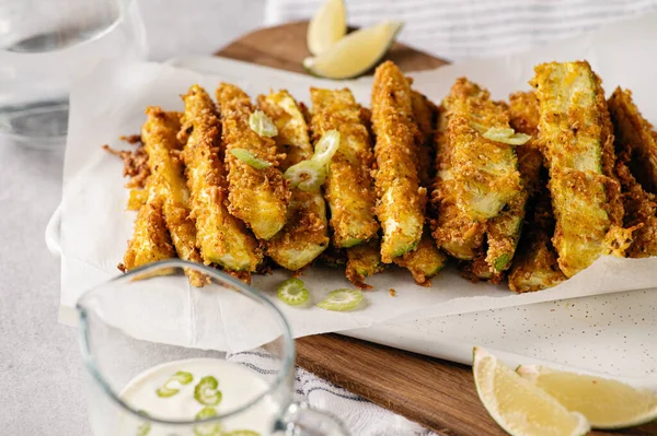 Dilimlenmiş kabak ekmeği, diyet aperatifi, restoran servisi, ekşi krema sosu ve limon dilimleri.