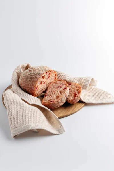 Κομμένο Ψωμί Λαχανικών Ξύλινο Ταμπλό Ελαφρύ Φόντο Κατακόρυφη Μορφή Κενό — Φωτογραφία Αρχείου