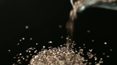 Chia tohumları masaya dökülür, yakın çekim, yavaş çekim video