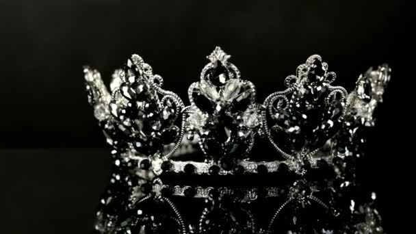 黑色背景上由白色金属和黑色石头制成的漂亮王冠 — 图库视频影像