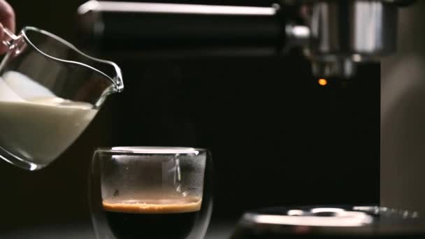 Crema Leche Vierte Café Aromático Recién Hecho Una Máquina Café — Vídeo de stock