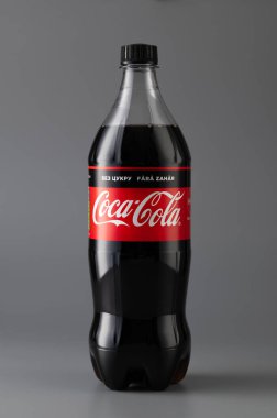 Rivne, Ukrayna, 10.30.2021, gri arkaplanda Coca Cola şekeri yok.