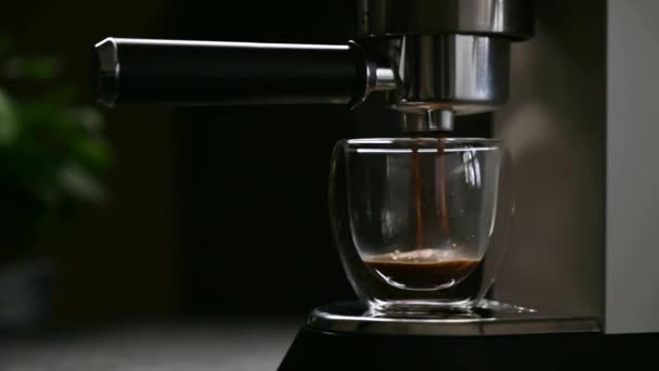Koffiezetapparaat Koffiebereiding Het Proces Van Het Gieten Van Een Vers — Stockvideo