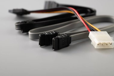 Gri arkaplanda SATA 3.0 veri kablosu ve güç kablosu, kapat