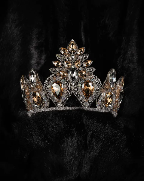 Vacker Silver Krona Med Gul Sten För Skönhetstävling Svart Bakgrund — Stockfoto
